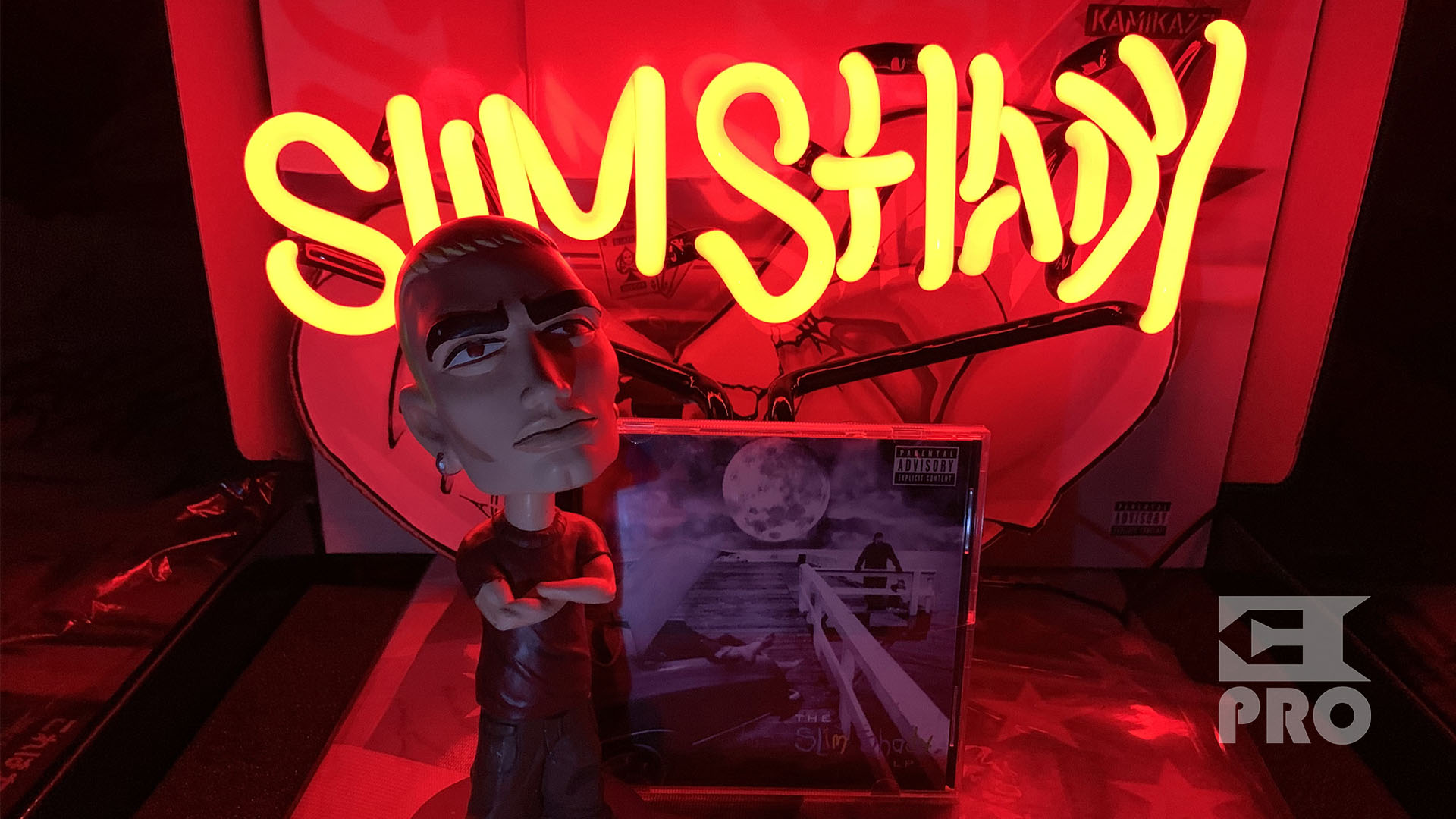 Распаковка неонового светильника «Slim Shady» из капсульной коллекции к 20-летнему юбилею «The Slim Shady LP»
