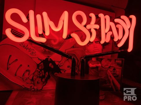 Распаковка неонового светильника «Slim Shady» из капсульной коллекции к 20-летнему юбилею «The Slim Shady LP»