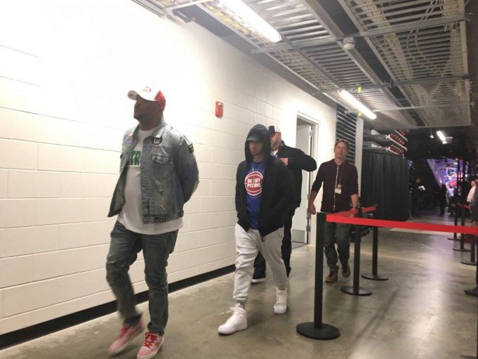 Хотите узнать, какого это, стоять по ту сторону белого занавеса на концерте Эминема? Смотрите!