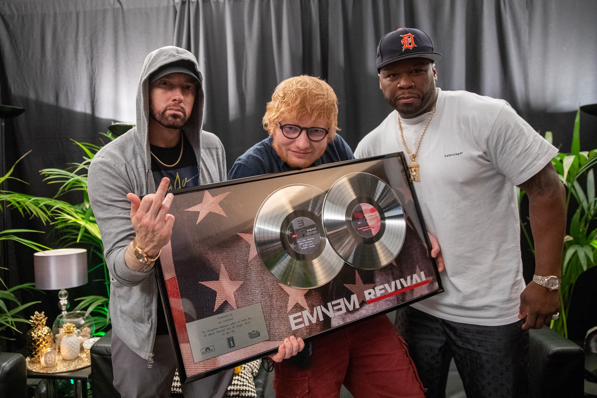 Перевод «Eminem.Pro» текста трека Ed Sheeran, Eminem & 50 Cent - «Remember The Name»