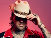Yelawolf позирует для фото в портретной студии кинофестиваля «SXSW » 10 марта 2019. г в Остине, Техас. (фото Робби Кляйна/Getty Images)