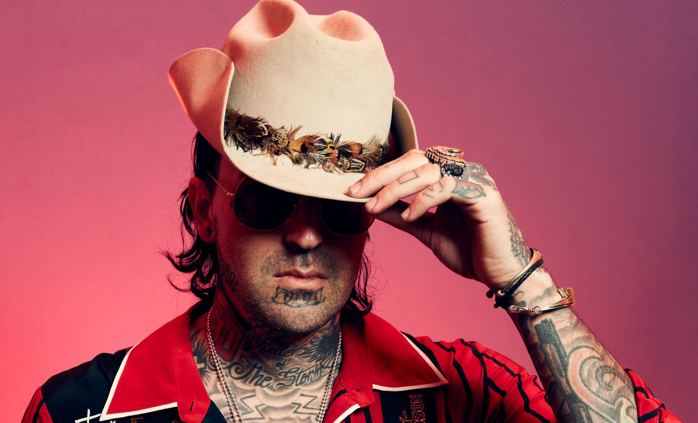 Yelawolf позирует для фото в портретной студии кинофестиваля "SXSW " 10 марта 2019. г в Остине, Техас. (фото Робби Кляйна/Getty Images)