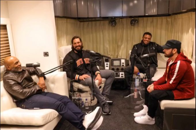 Эминем и Майк Тайсон во время записи подкаста "Hotboxin'"