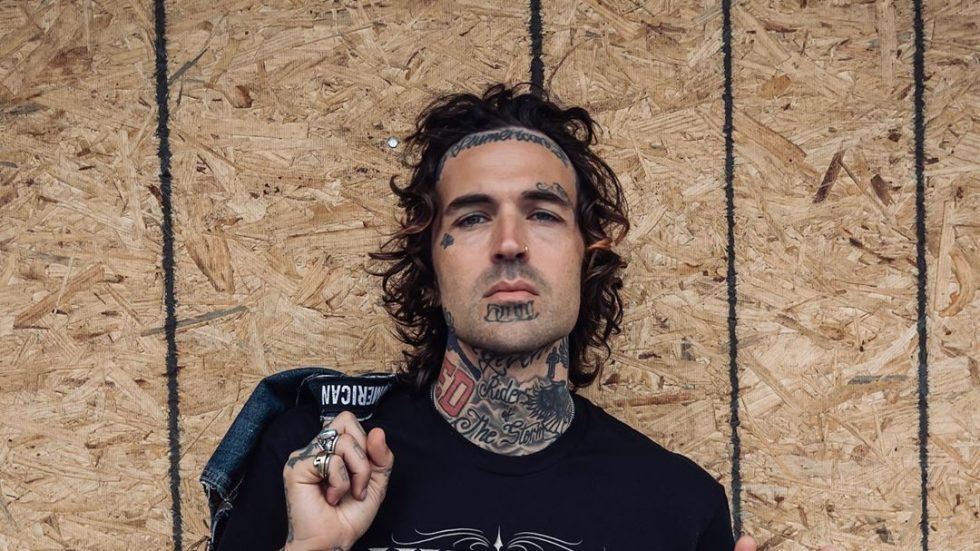 Yelawolf выступает против Адама Кэлхуна и собирает пожертвования для семьи Джорджа Флойда