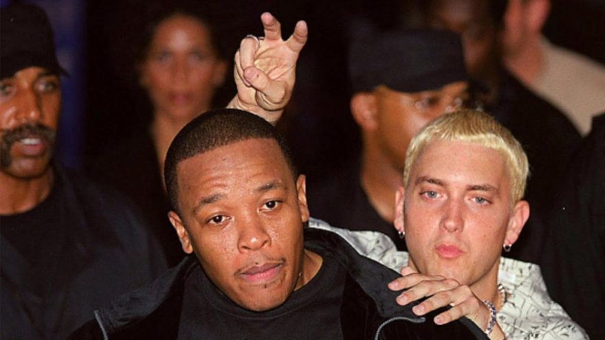 Эминем и Доктор Дре во время вечеринки MTV Music Awards 1999 года в Линкольн-центре в Нью-Йорке, штат Нью-Йорк, США. (Фото Джеффа Кравица/FilmMagic, Inc)