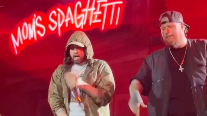 Eminem присоединился на сцене к Jelly Roll в Детройте, во время разогрева перед концертом Post Malone